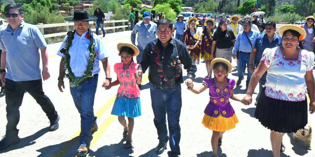 El presidente Luis Arce en la entrega del puente vehicular de Tomatitas.