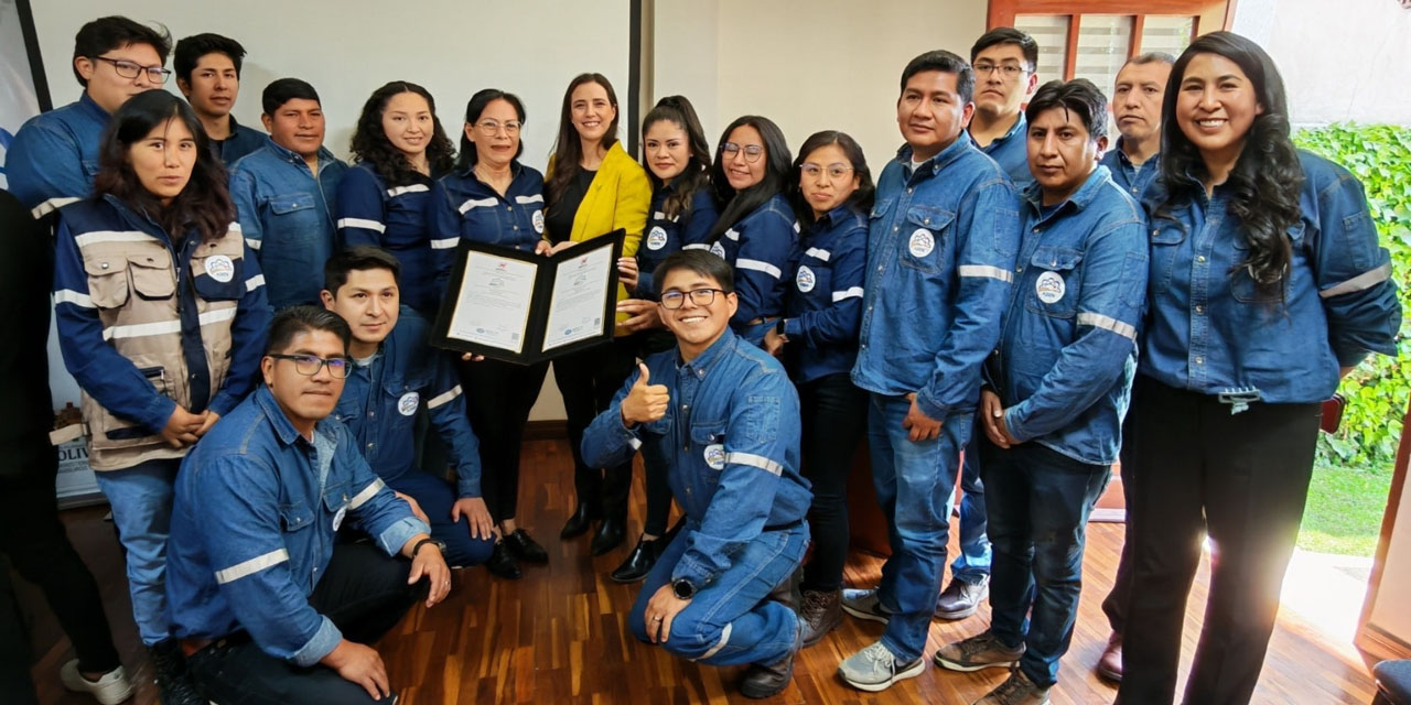 El equipo de la CMI recibe la certificación de Ibnorca. FOTO:  ABEN