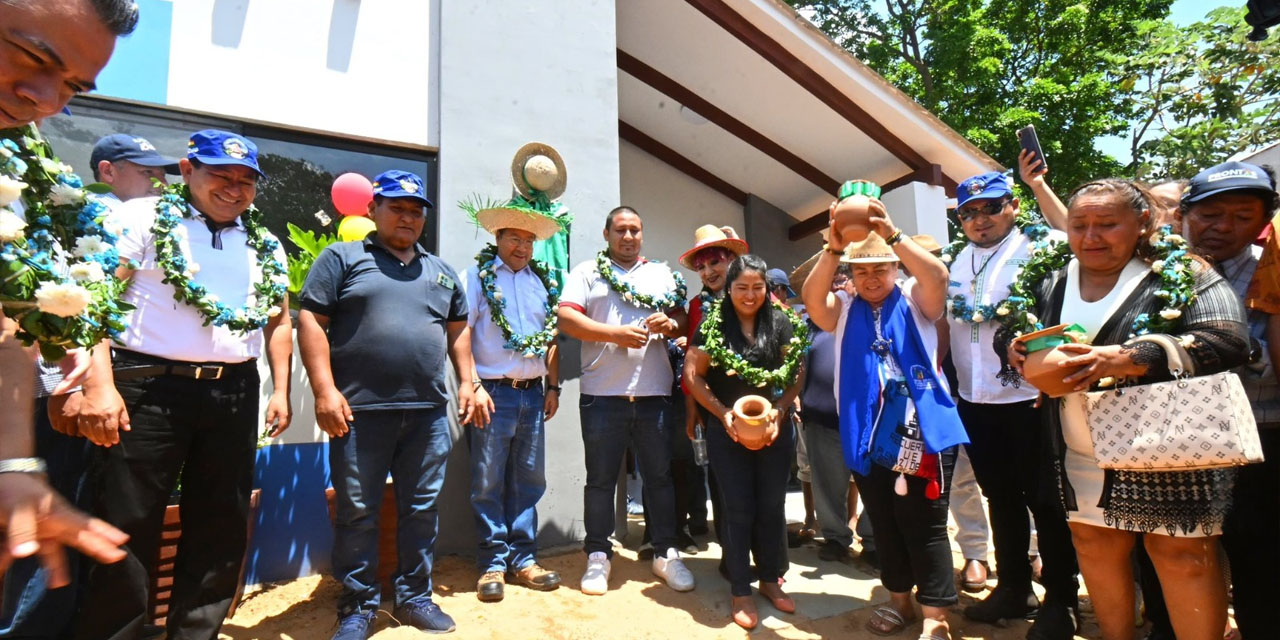 El presidente Arce procede a la ch’alla de una vivienda social en Santa Cruz. FOTO:  ministerio de la presidencia