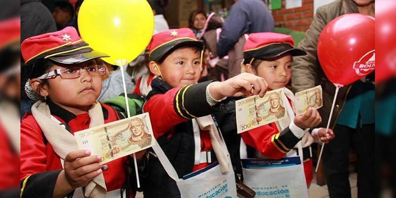 Niños que recibieron su Bono Juancito Pinto.