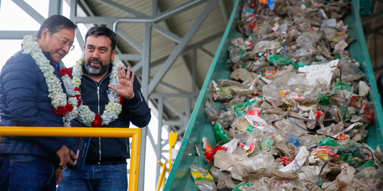 El presidente Luis Arce y el ministro de Medio Ambiente y Agua, Álvaro Ruiz, en el inicio de operaciones del Complejo. Foto Presidencia