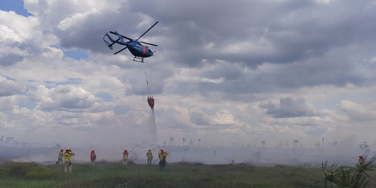 Los bomberos forestales combaten contra el fuego con ayuda de un bambi bucket. | Foto: Presidencia Presidente resalta operativos contra incendios y reafirma su compromiso