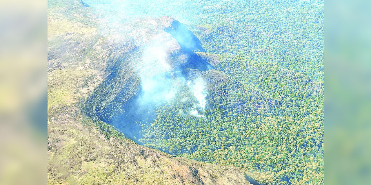 Una de las fumarolas sobre la Chiquitania observada durante el sobrevuelo.