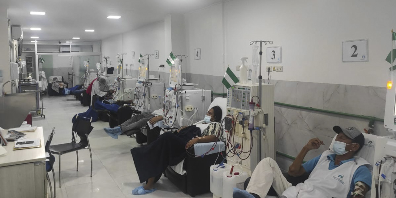 Pacientes renales en sus tratamientos de hemodiálisis, en Santa Cruz.