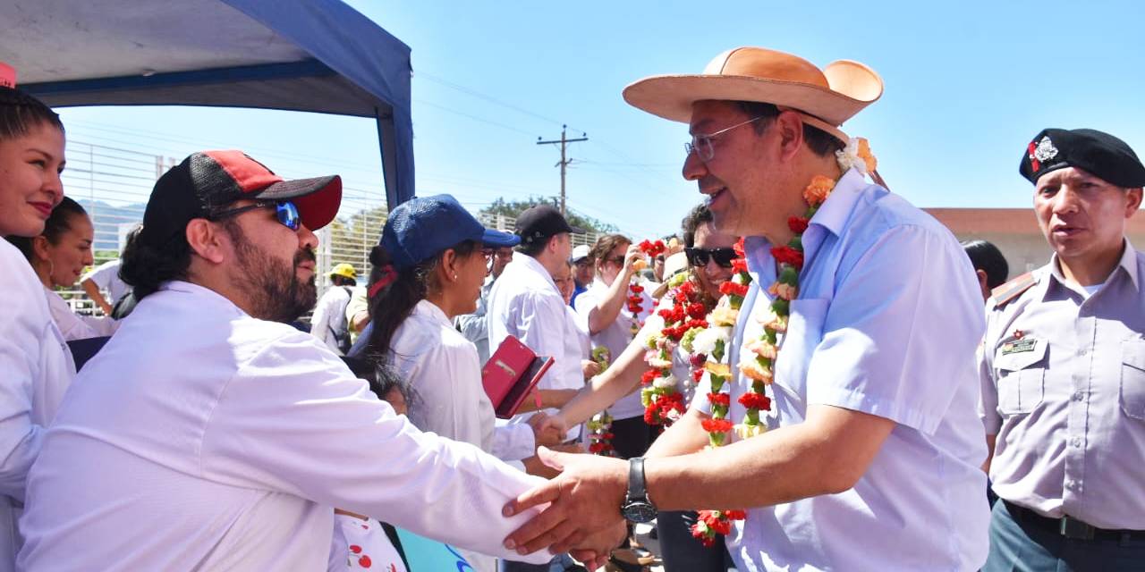 El presidente Luis Arce a su arribo al municipio de Yacuiba, Tarija. Foto: MSyD