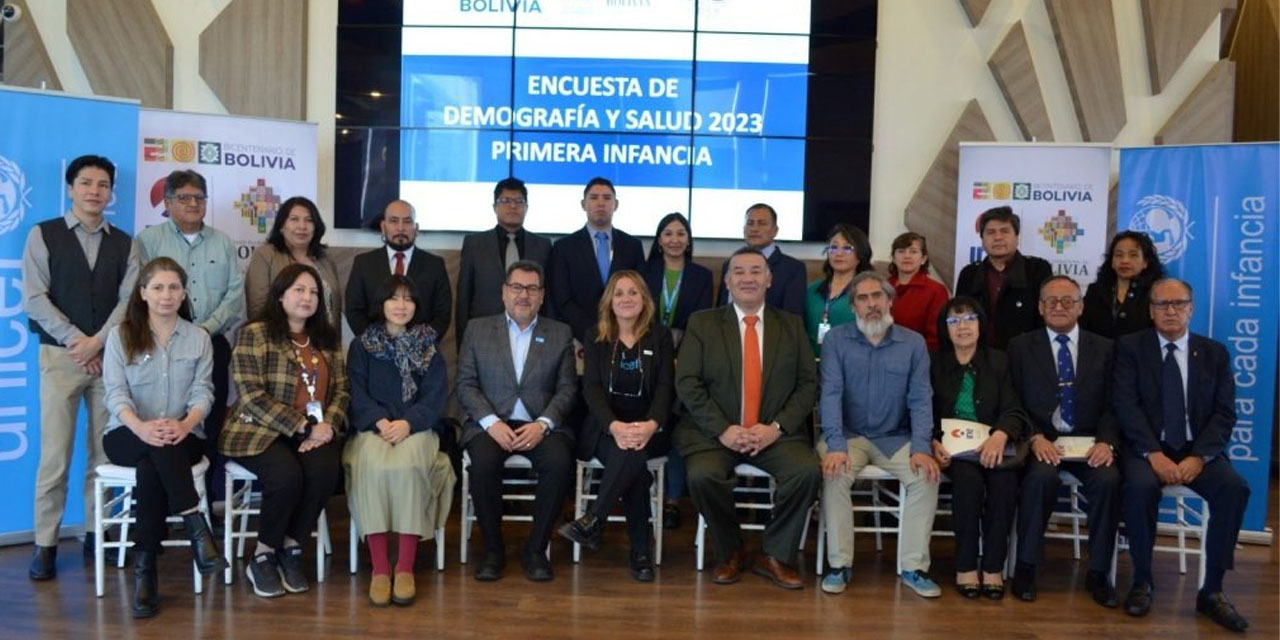 Representantes de Unicef y del INE en una fotografía oficial.