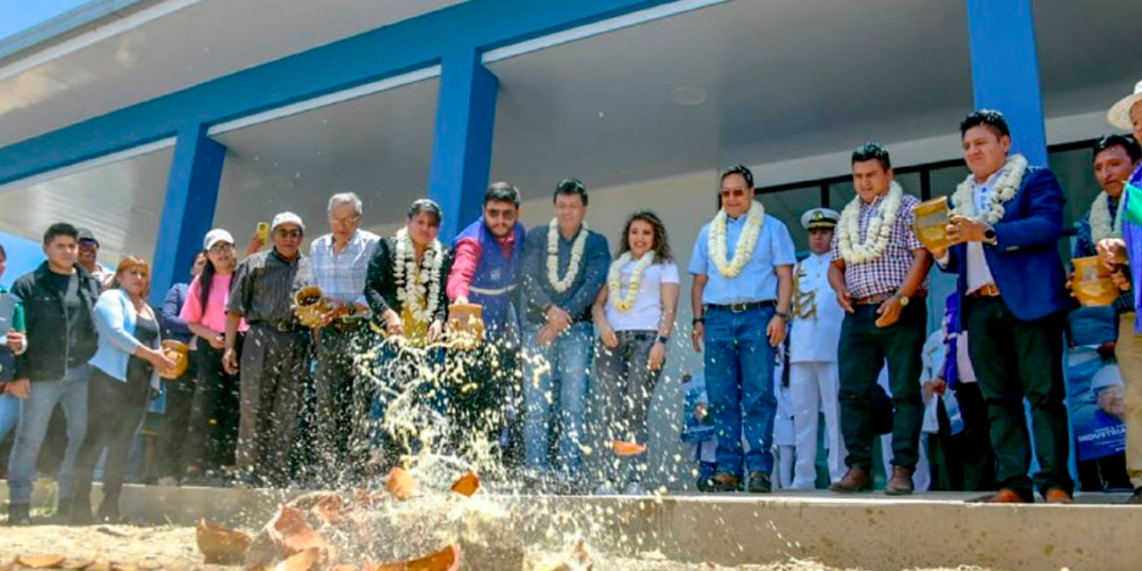  Presidente ch’alla el centro de salud integral en Tolata.