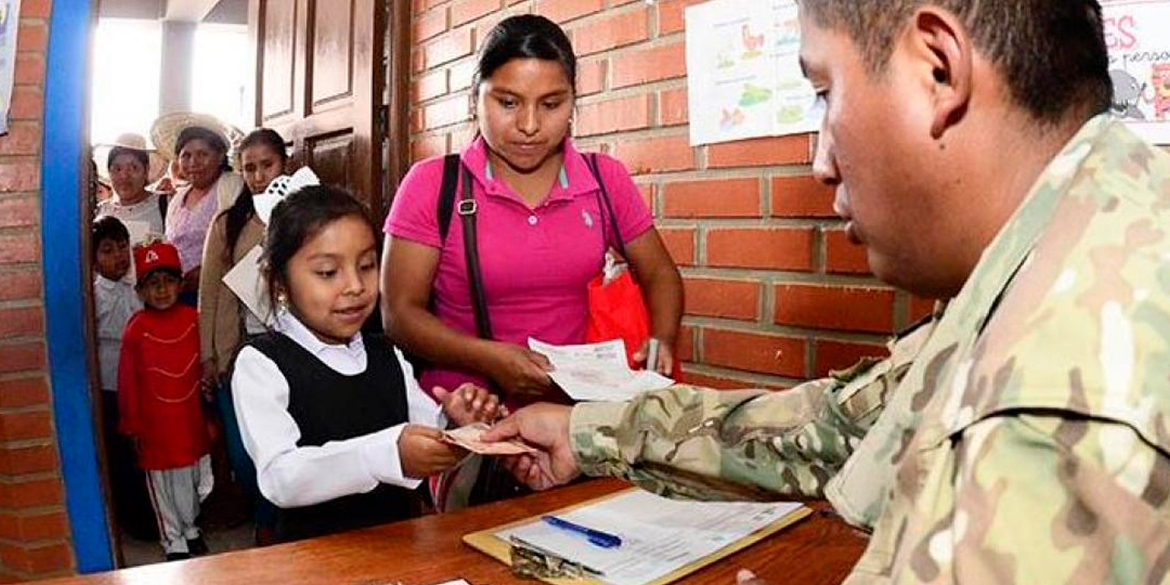  Pago del Bono Juancito Pinto en las unidades militares.