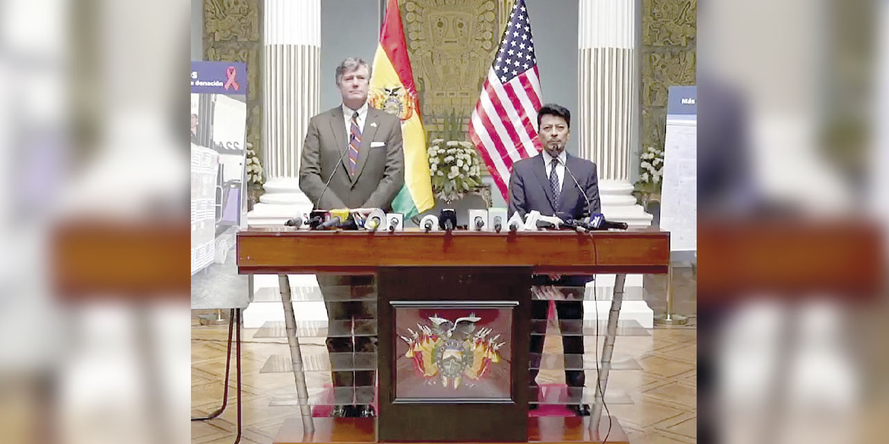 Christopher Landau y Fernando Aramayo, ayer en la Cancillería.