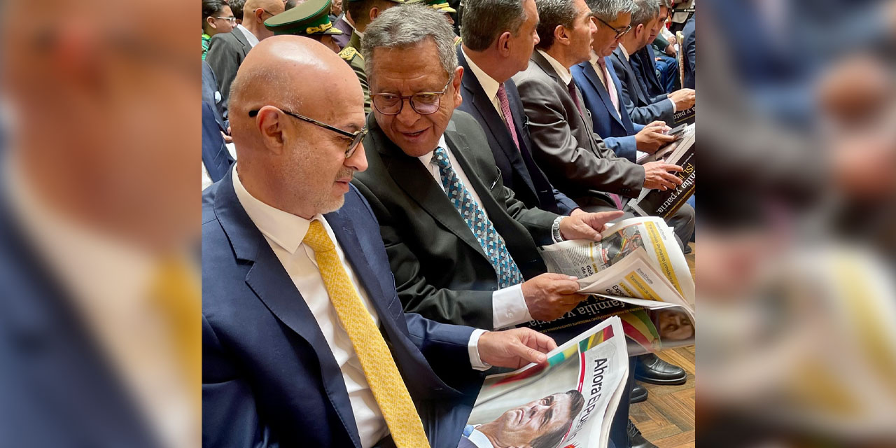 Los ministros José Luis Lupo y Marco Oviedo con la edición de Ahora El Pueblo.