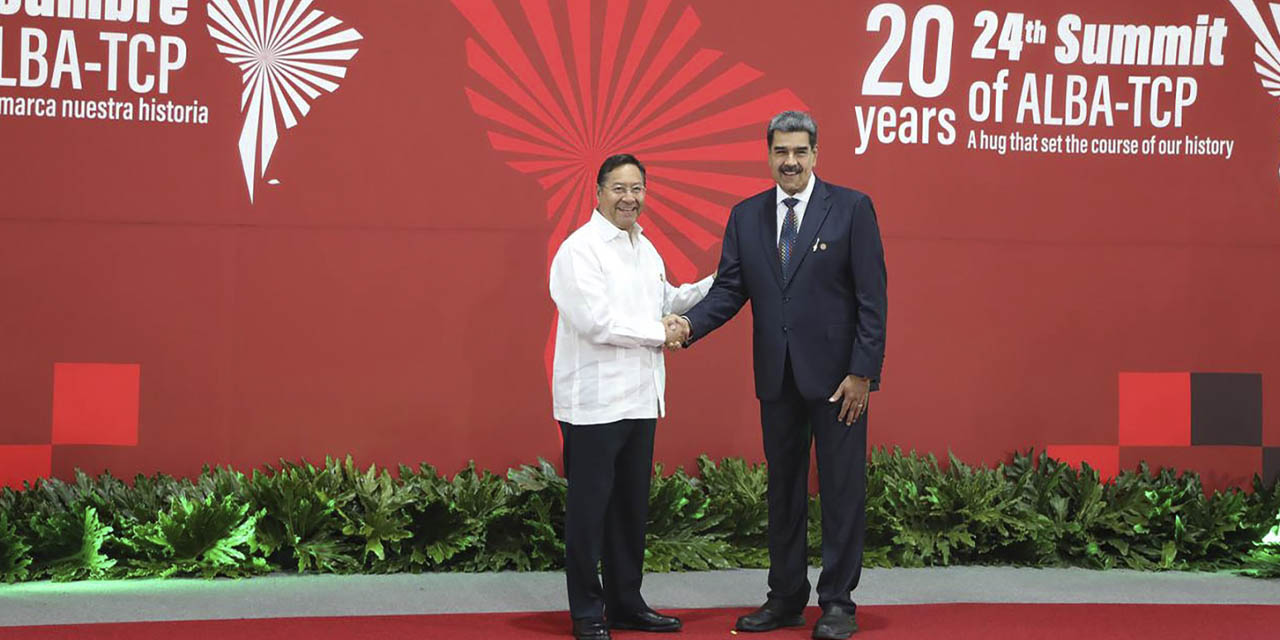 El presidente Luis Arce (izq.) junto a su homólogo Nicolás Maduro en su participación en la XXIV Cumbre del ALBA-TCP en Venezuela.