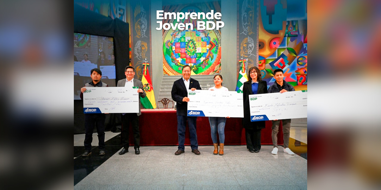 El presidente Luis Arce junto a autoridades nacionales en la presentación del Programa Emprende Joven BDP, en septiembre de este año. Foto: Facebook Lucho Arce