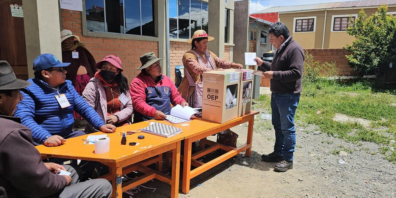 El vicepresidente David Choquehuanca ejerciendo su voto. Foto: Vicepresidencia