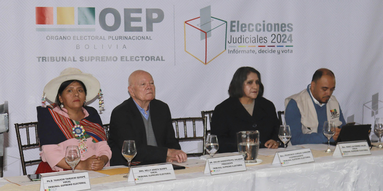 El presidente del TSE, Óscar Hassenteufel, junto a otros vocales en un foro informativo en La Paz.