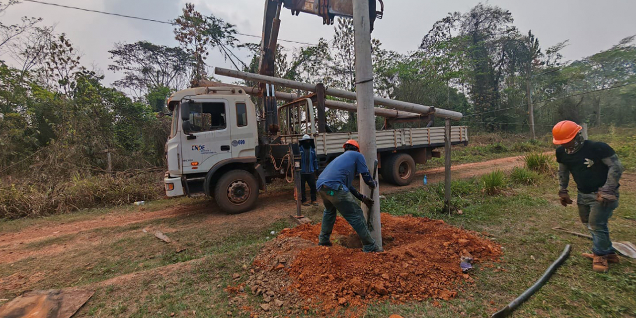 El colocado de postes de energía eléctrica. Foto: ENDE