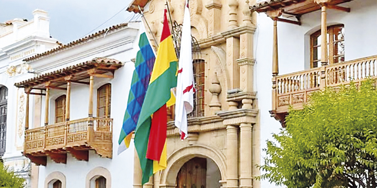 Ingreso principal a la Casa de Libertad, en el centro de la ciudad de Sucre.