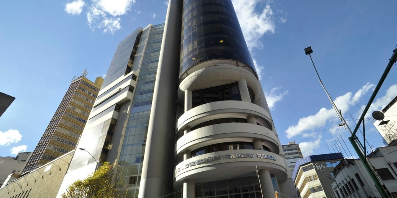 El edificio del Ministerio de Economía y Finanzas Públicas, en la ciudad de La Paz. Foto: MEFP.