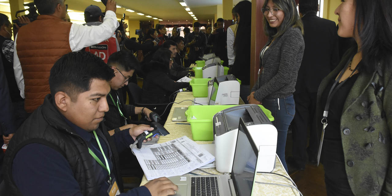 Simulacro del conteo de las elecciones judiciales parciales en La Paz.