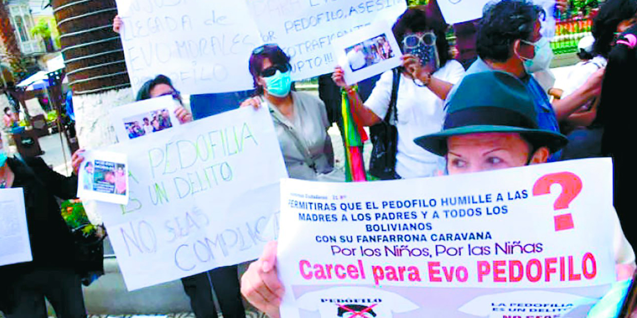 Una movilización con carteles que demandan justicia por las niñas. Foto: Archivo