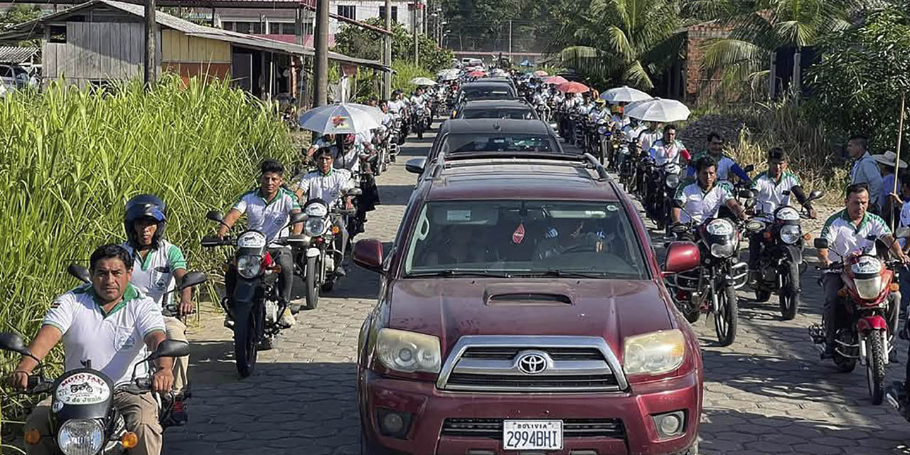 Motoqueros resguardan a Evo Morales.