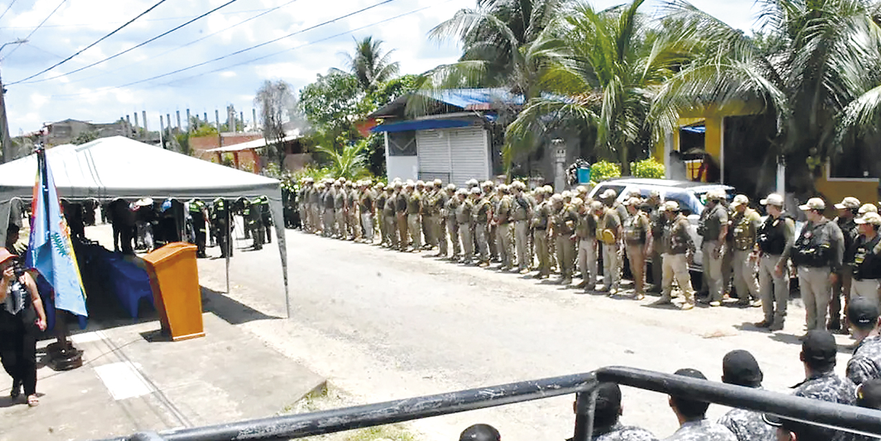 Efectivos policiales regresan al trópico de Cochabamba. Hubo un acto de desagravio.