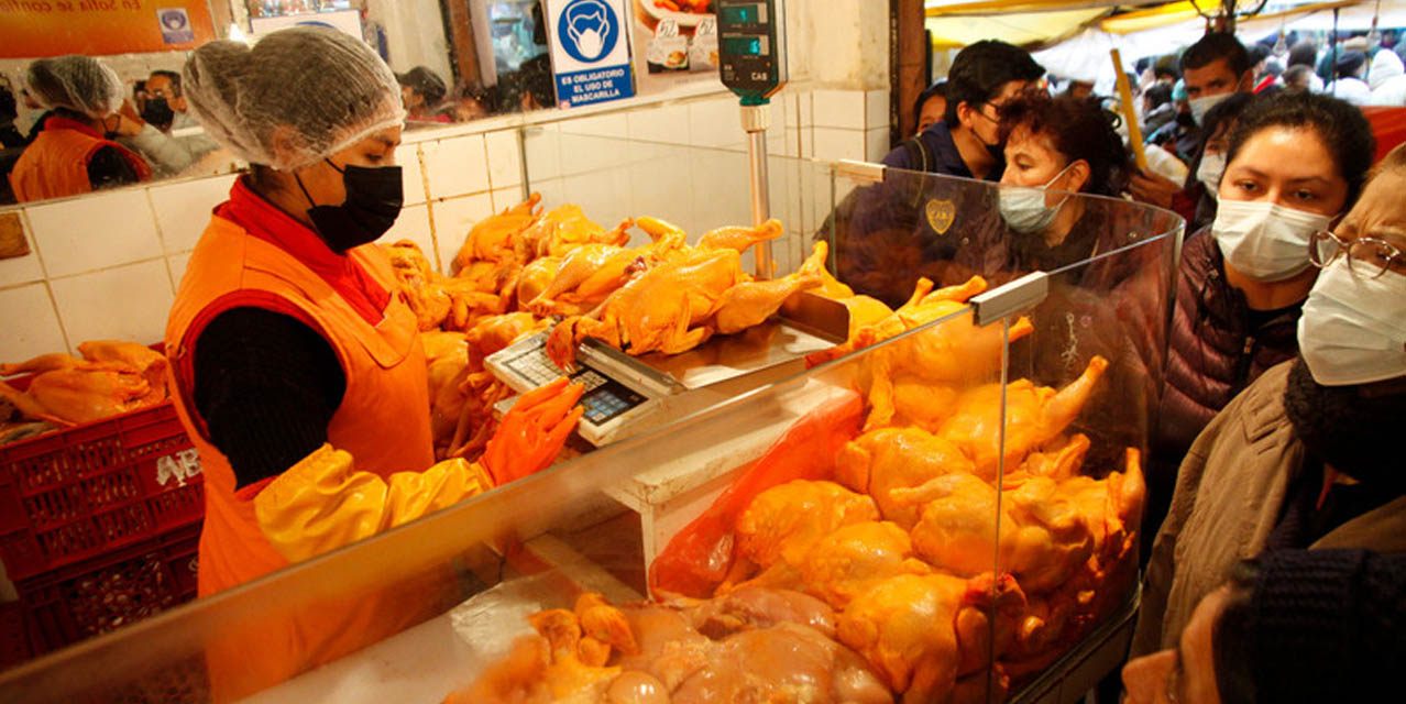 La carne de pollo es uno de los productos esenciales en la dieta de los bolivianos. 