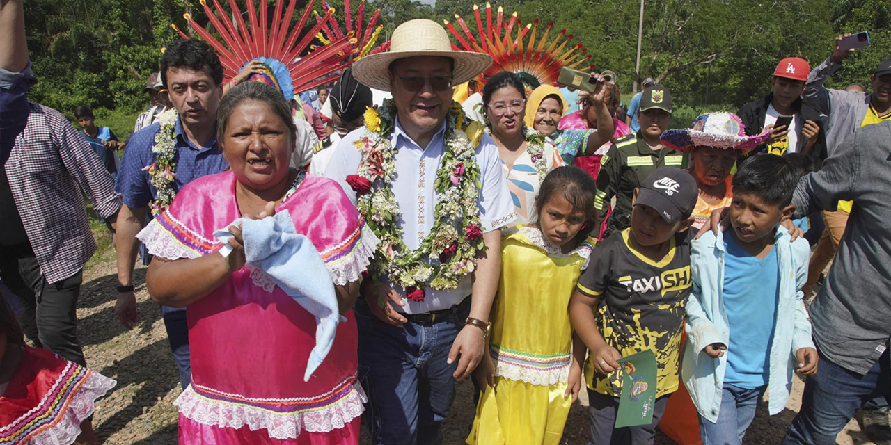 Pobladores de Santa Ana de Yacuma reciben al presidente Luis Arce.