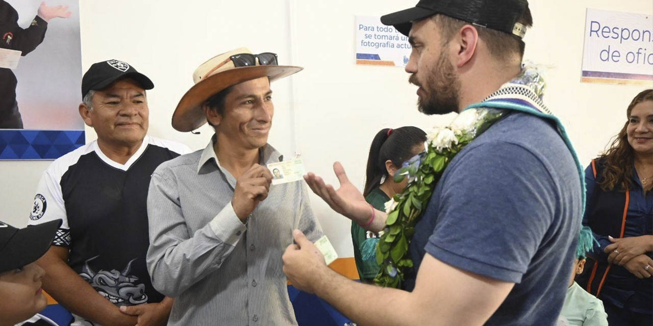 El ministro Eduardo Del Castillo conversa con un ciudadano en Charagua.