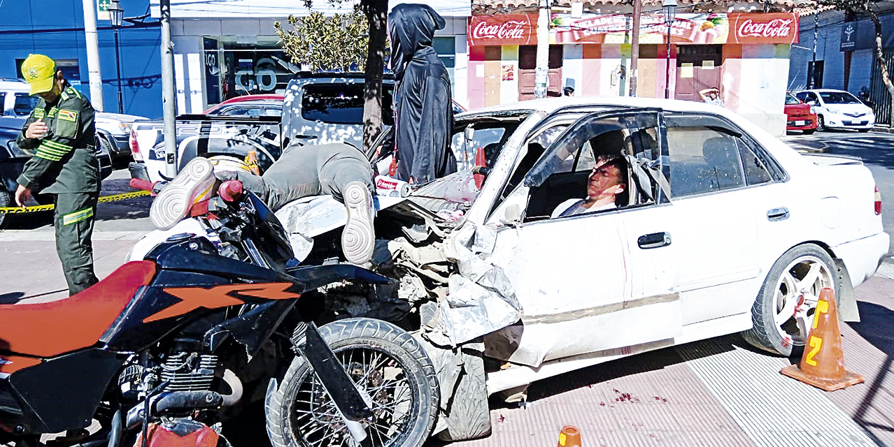 Un simulacro de accidente de tránsito en las calles para que los conductores y peatones tomen conciencia .