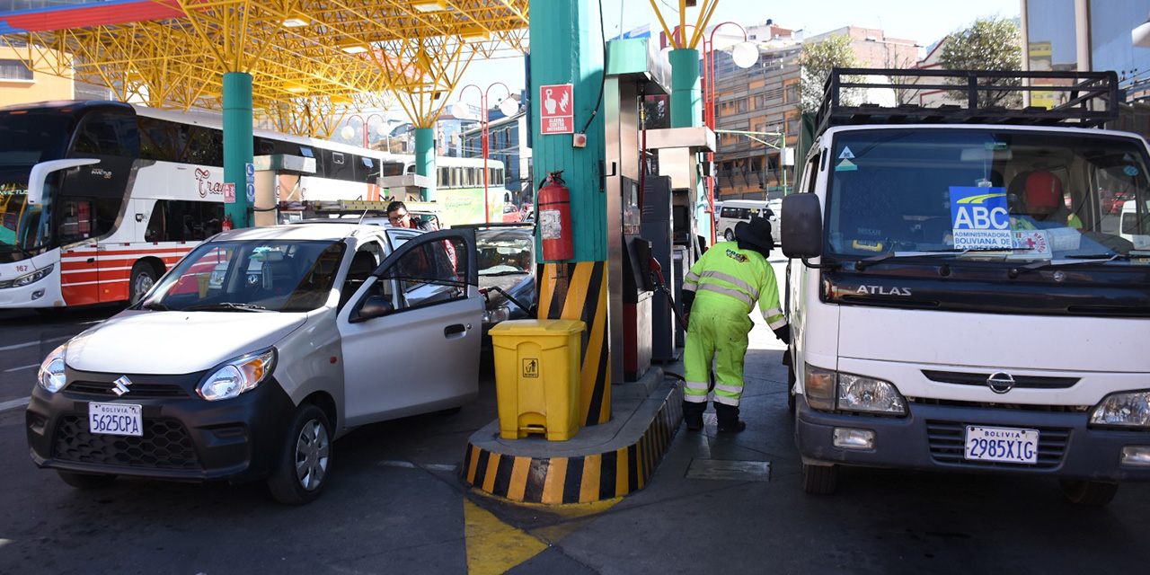 Motorizados que se abastecen de combustibles en una estación de servicio de La Paz. Foto:  Jorge Mamani