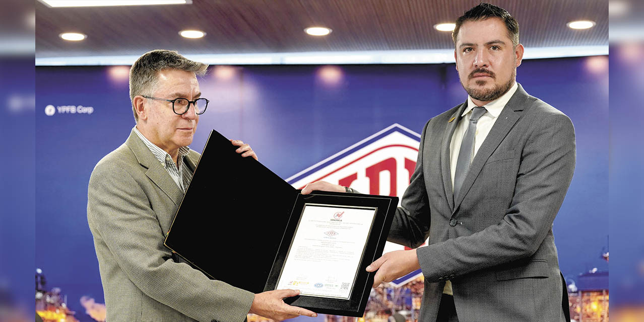 La entrega de la certificación de Ibnorca a YPFB.