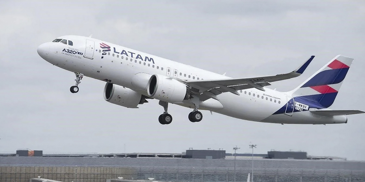 Un avión de la empresa aérea Latam Airlines.