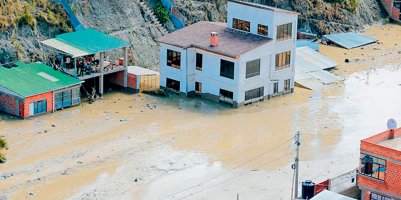 Lluvias causan Mazamorra afectando vivendas en Bajo LLojeta de la ciudad de La Paz. Foto:  ARCHIVO