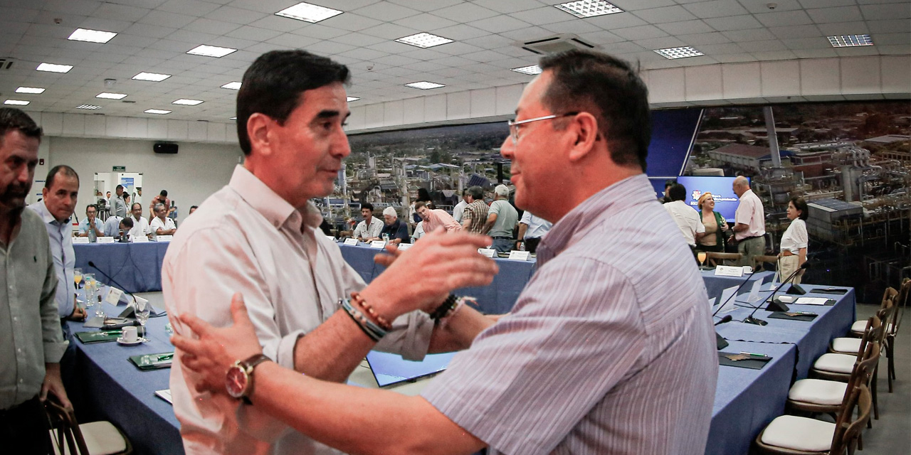 El titular de la Cámara Agropecuaria del Oriente (CAO), José Luis Farah, y el presidente Luis Arce en el inicio del encuentro. Foto: Comunicación Presidencial