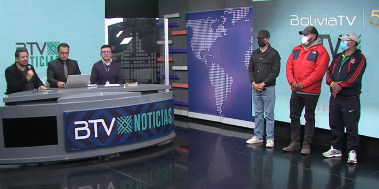 Tres de los cuatro periodistas retenidos por los seguidores de Evo Morales en los estudios de Bolivia Tv.