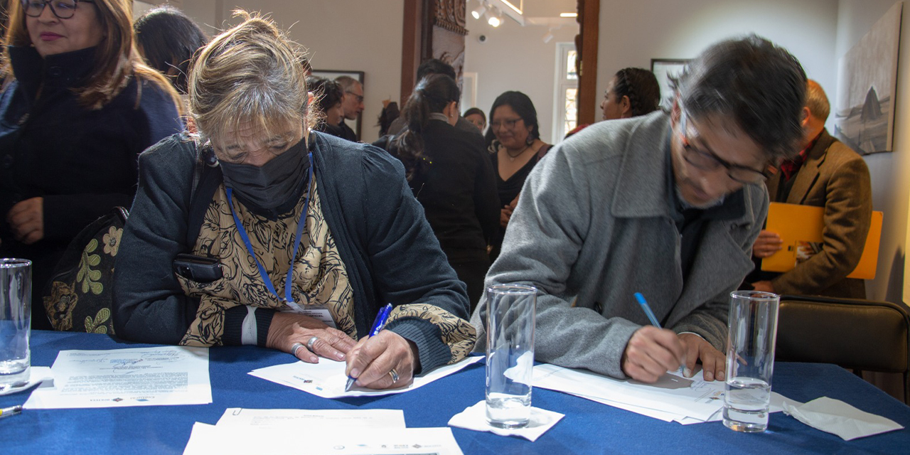 Los invitados firman las actas de la rendición pública. Hay aceptación a los proyectos de este año. (Foto: FC-BCB)