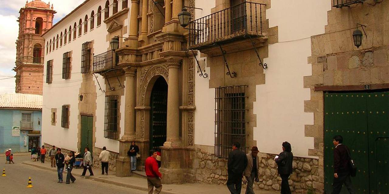 Puerta principal de la Casa de Moneda en Potosí