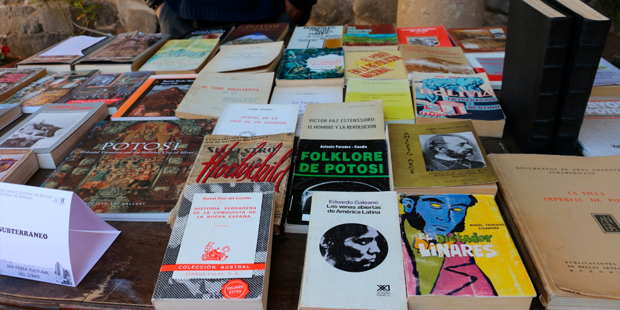 Algunos de los ejemplares de libros que se encuentran en la feria. | Foto: FC-BCB