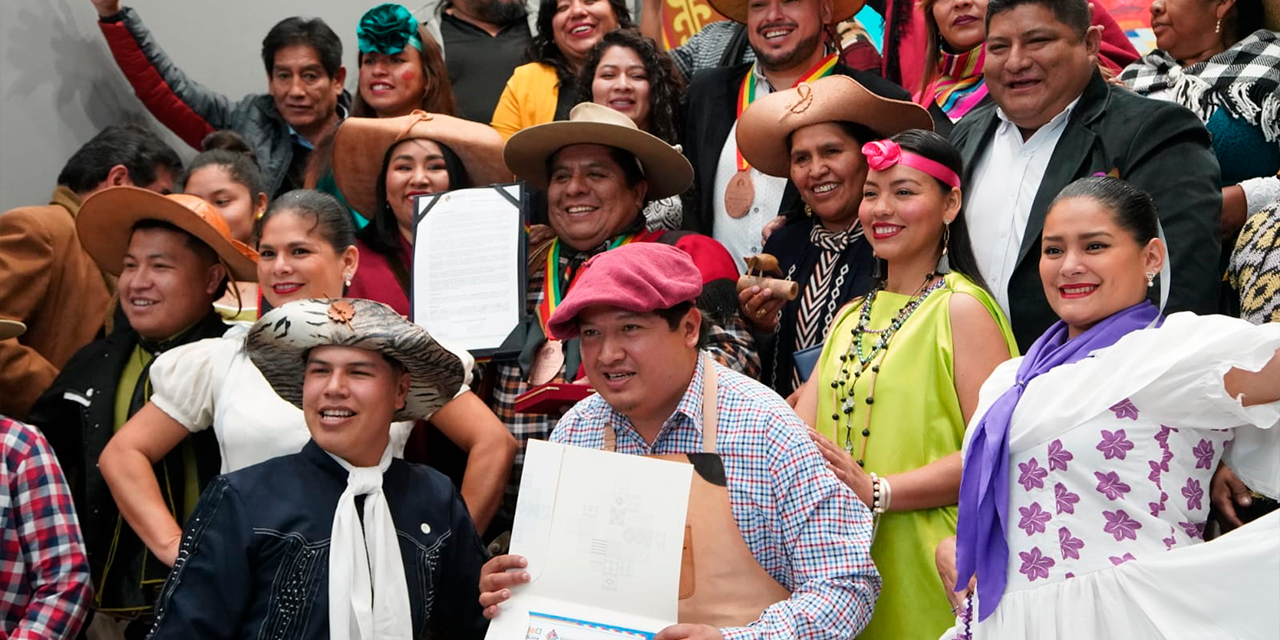 Los homenajeados, junto a las autoridades estatales. Foto:  Jorge Mamani