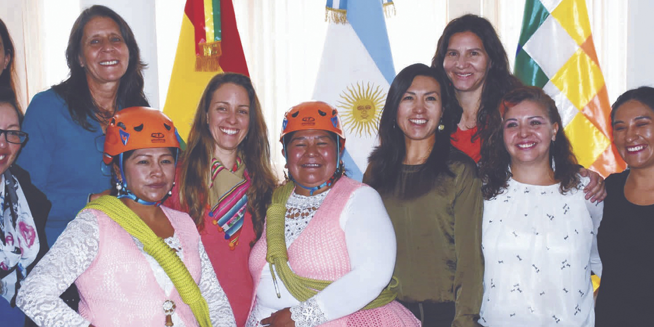 Mujeres escaladoras durante el lanzamiento del programa.