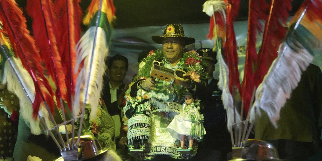 El Presidente recorre los espacios del Centro Cultural Gran Poder en La Paz. (Foto: Jorge Mamani)