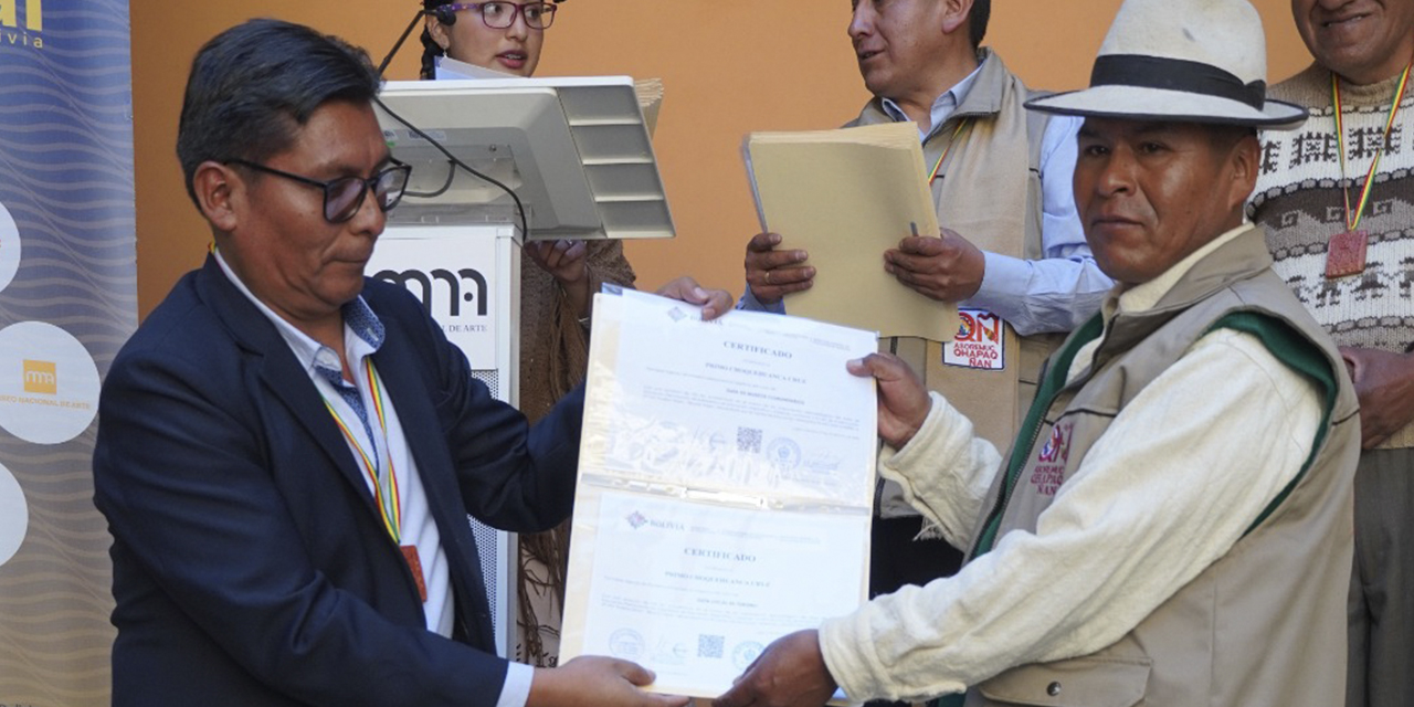 Personal de los Museos Comunitarios Qhapaq Ñan, durante la entrega de certificados. 