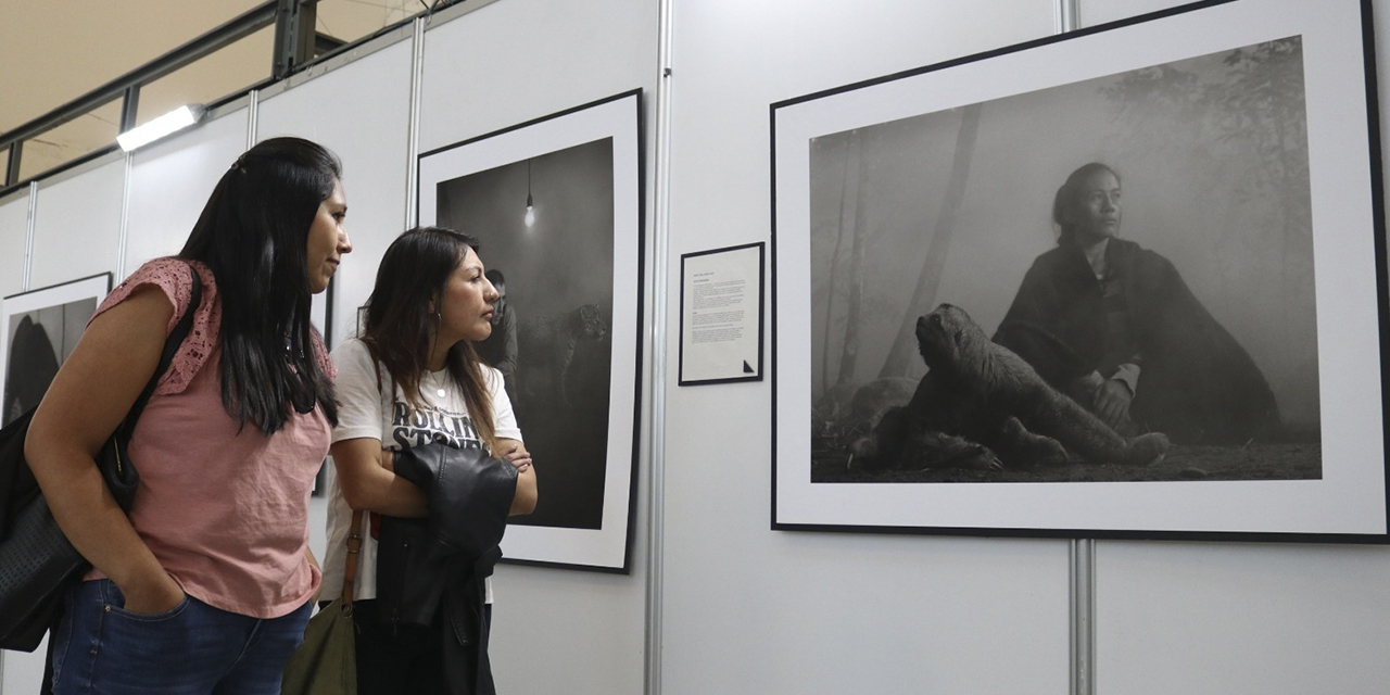 Visitantes a la FIL ante la exposición ‘The day may  break’. (Foto: FIL)