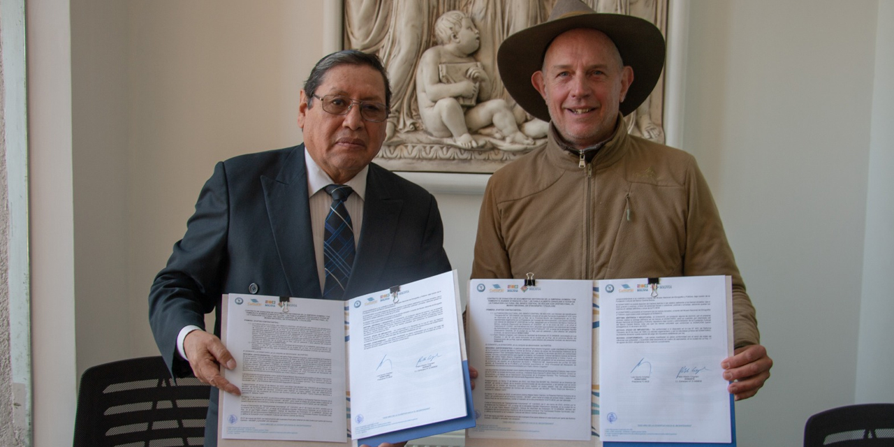 El presidente de la FCBCB, Luis Oporto Ordóñez (izq.), y el reconocido investigador Pablo Cingolani firmaron un contrato de donación. | Foto: FCBCB