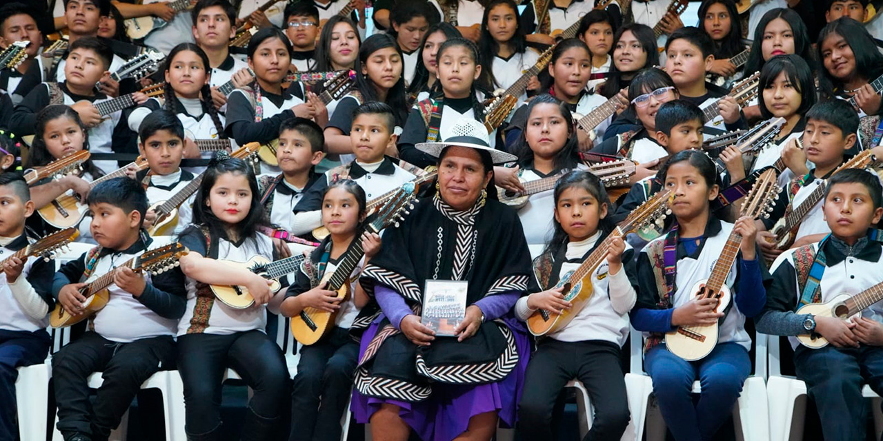 La Ñusta del Charango interpreta una pieza en quechua, junto a la orquesta. Fotos: Jorge Mamani