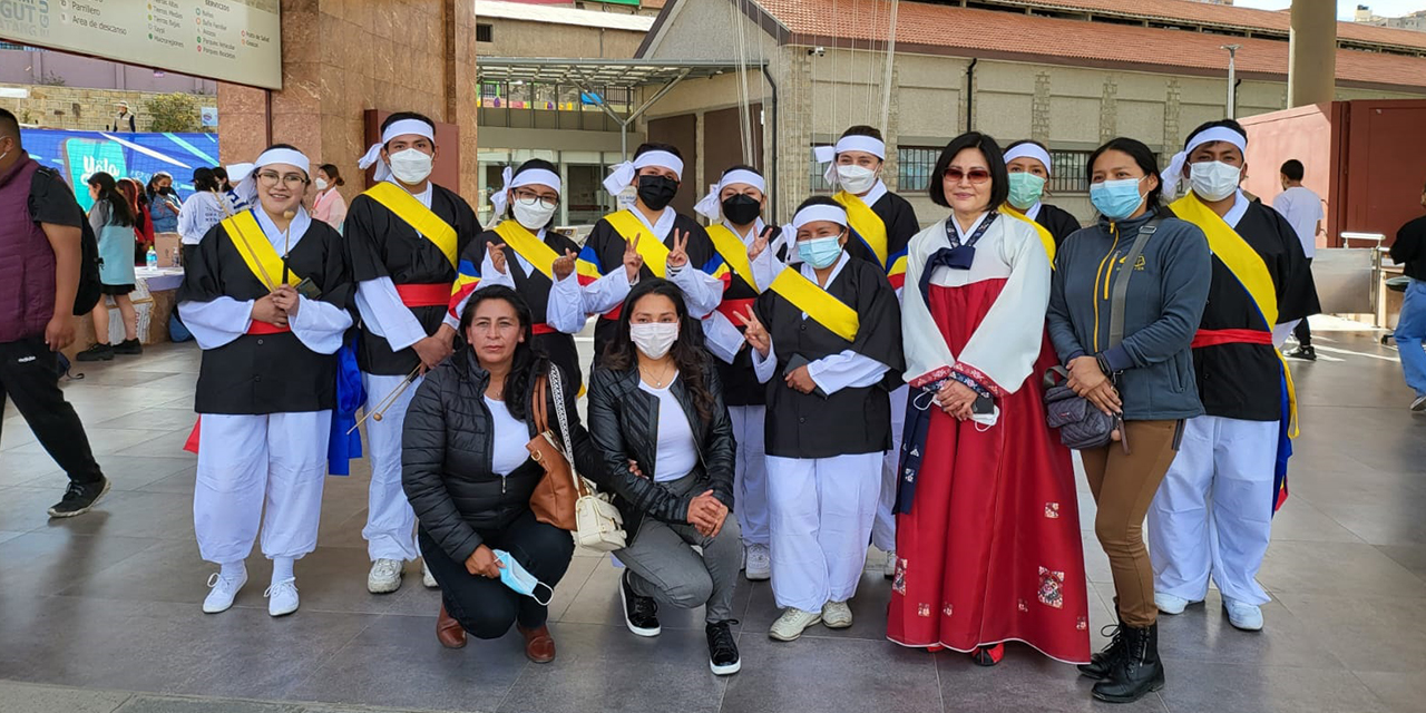 Un grupo de voluntarios con vestimenta tradicional coreana. (Foto: Embajada de Corea)