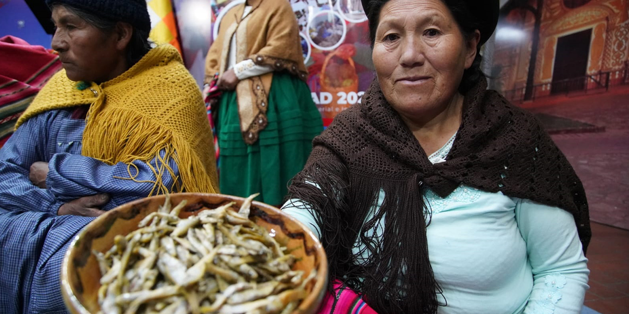 Una mujer viacheña muestra su producción. 