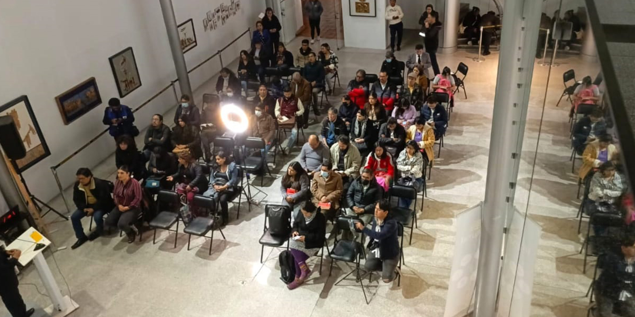 Dos de los autores del libro, Fabián Cabaluz y Cristian Olivares, llegaron al país para la presenta-ción. | Foto: FC-BCB