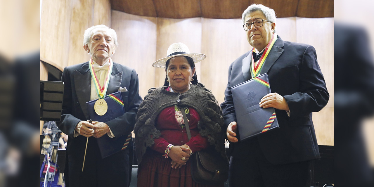 Los músicos junto a la ministra de Culturas, Sabina Orellana, durante el evento.  | Foto: RRSS