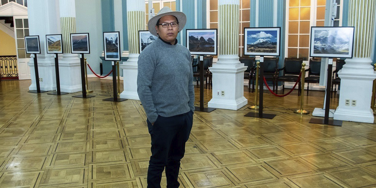 El fotógrafo Dael Yujra, en la sala que alberga la exposición